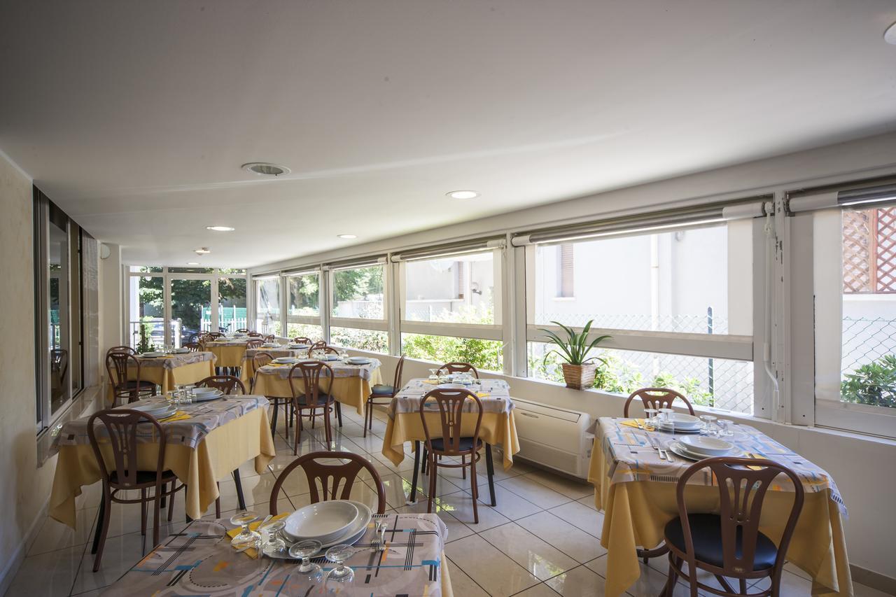Hotel Taormina Riccione Bagian luar foto