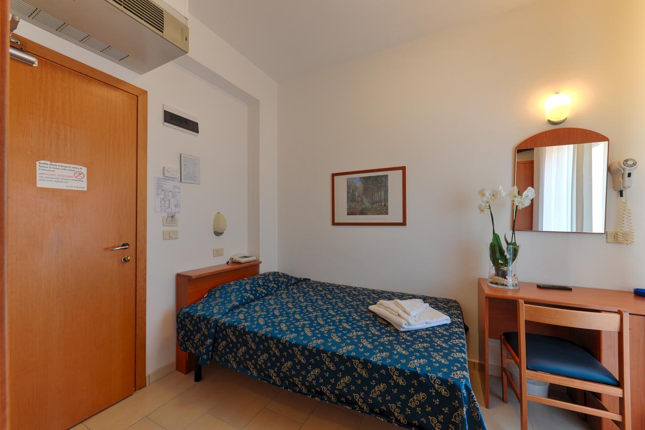 Hotel Taormina Riccione Bagian luar foto