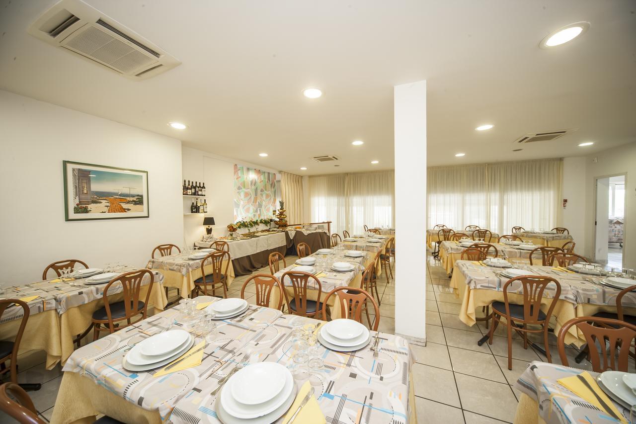 Hotel Taormina Riccione Bagian luar foto